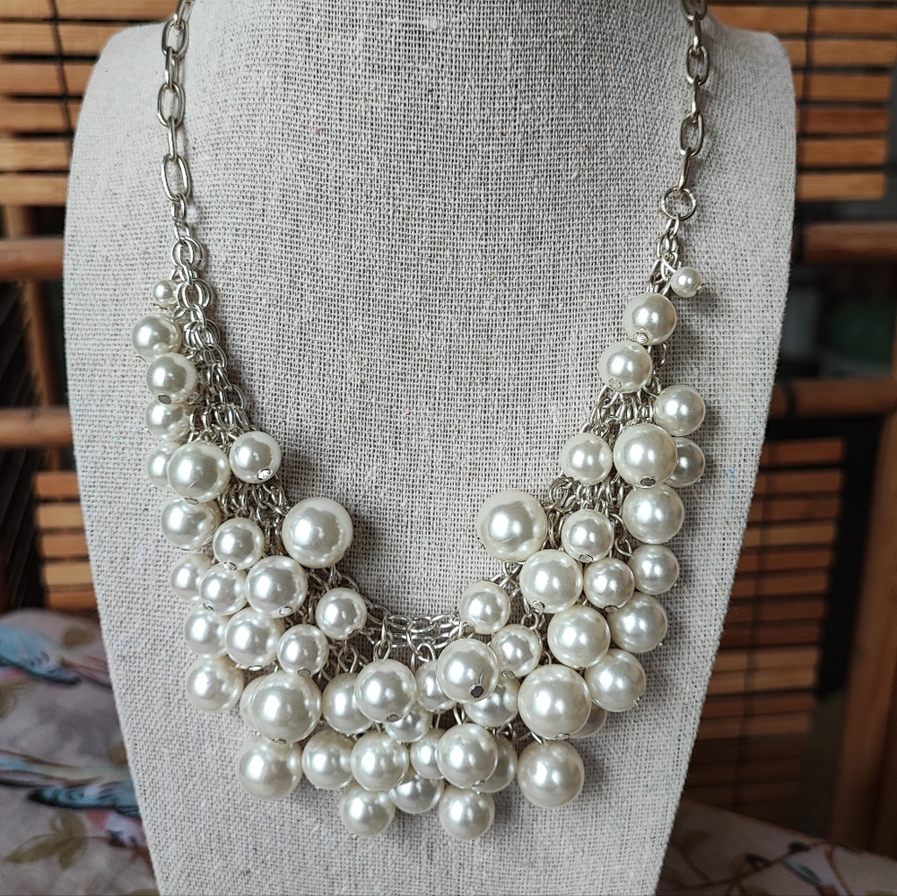 NY Company Silver Tone White Faux Pearl Bubbles Cha Cha Statement Necklace EUC